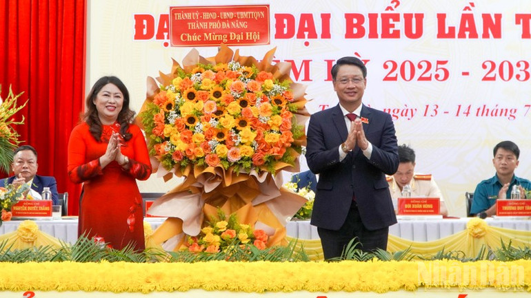 Phó Bí thư Thành ủy Đà Nẵng Ngô Xuân Thắng tặng hoa chúc mừng Đại hội. ndo_br_dsc06928.jpg