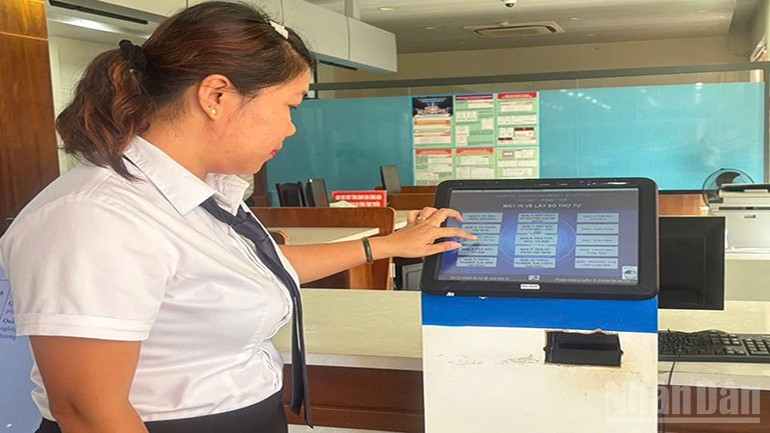 Trung tâm Hành chính công phường Tam Kỳ tạo điều kiện thuận lợi nhất cho người dân khi đến làm thủ tục hành chính. ndo_br_4.jpg