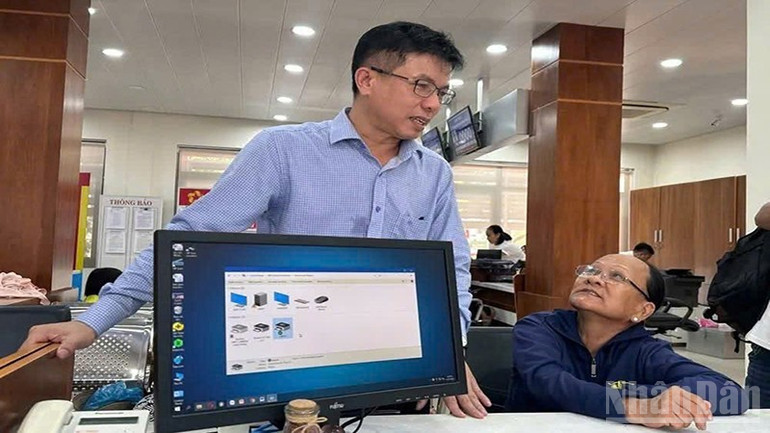Chính quyền phường Tam Kỳ thường xuyên kiểm tra công tác giải quyết thủ tục hành chính cho nhân dân tại Trung tâm Hành chính công. ndo_br_3.jpg