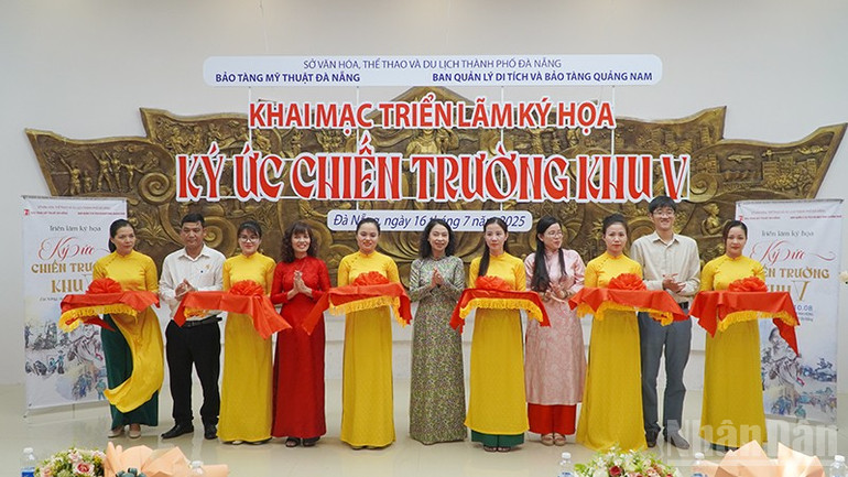គណៈប្រតិភូកាត់ខ្សែបូបើកការតាំងពិព័រណ៌គំនូរ ndo_br_dfhg.jpg