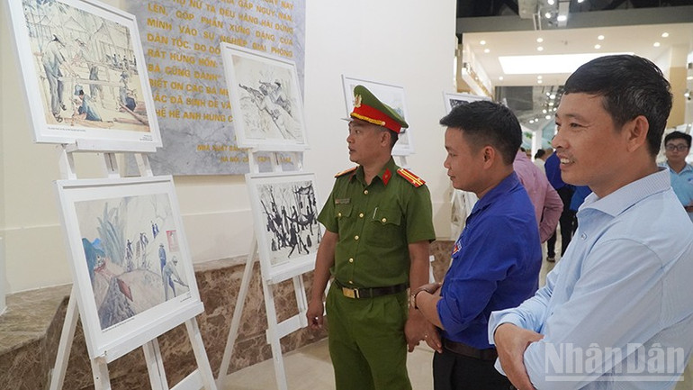 មនុស្សជាច្រើនមកពីអាជីពជាច្រើនបានចូលទស្សនានិងរីករាយនឹងការគូសវាសនៅក្នុងការតាំងពិព័រណ៍។ ndo_br_hfgff.jpg