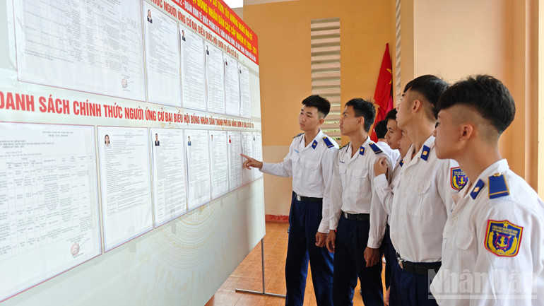 Cán bộ, chiến sĩ Vùng Cảnh sát biển 2 sẵn sàng cho ngày hội bầu cử.