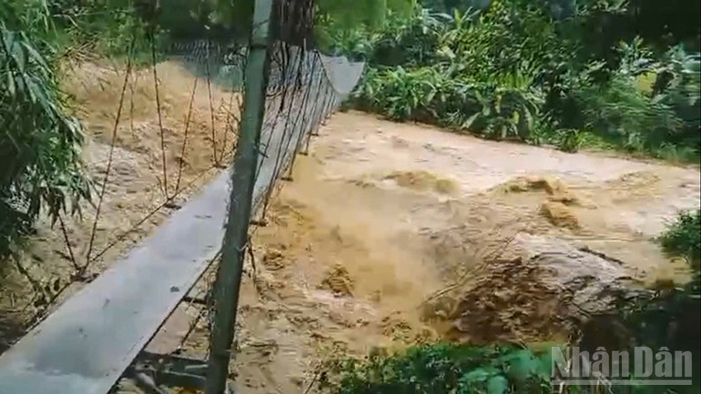 Sông nước Biêu, thôn 4, xã Trà Tập đang lên rất nhanh. ndo_br_sdjksjdskd.jpg