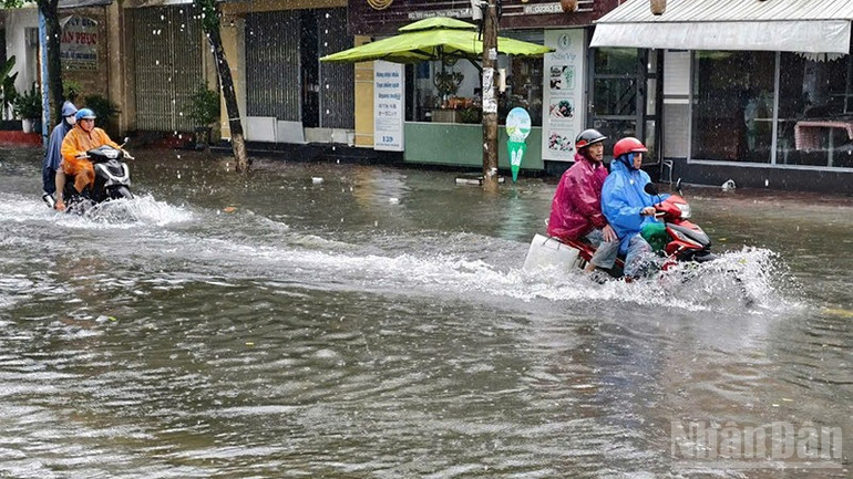 Mưa lớn khiến nhiều tuyến đường trên địa bàn thành phố Tam Kỳ, tỉnh Quảng Nam (cũ) bị ngập cục bộ. ndo_br_sldksjdsd.jpg