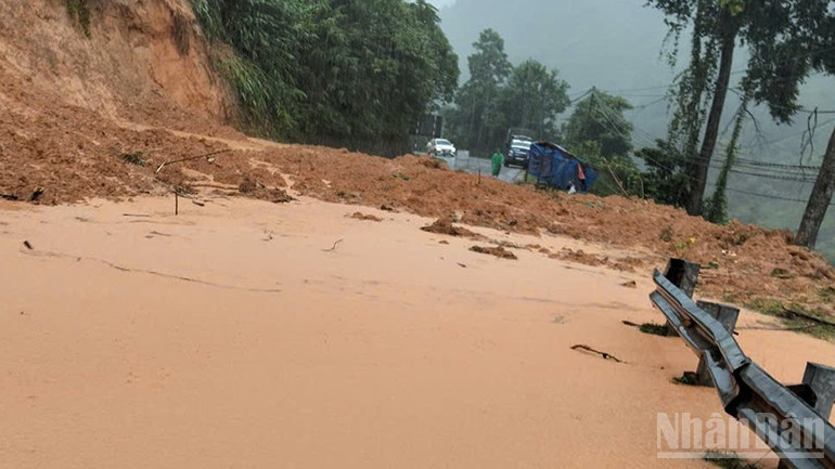 Mưa lớn kéo dài đã khiến đường từ ngã ba xã Trà Giác (cũ) đến trung tâm xã Nam Trà My bị sạt lở. ndo_br_skdsdslds.jpg
