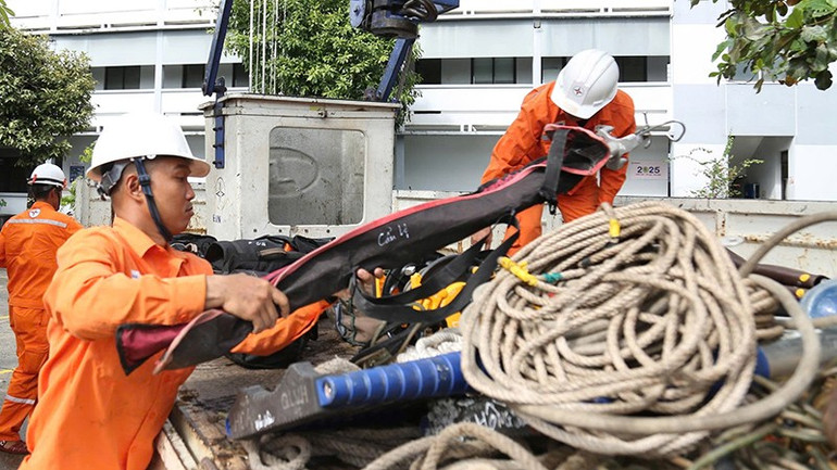 EVNCPC huy động tối đa nhân lực, phương tiện để hỗ trợ hai Công ty Điện lực Quảng Trị và Hà Tĩnh. djsdsds.jpg