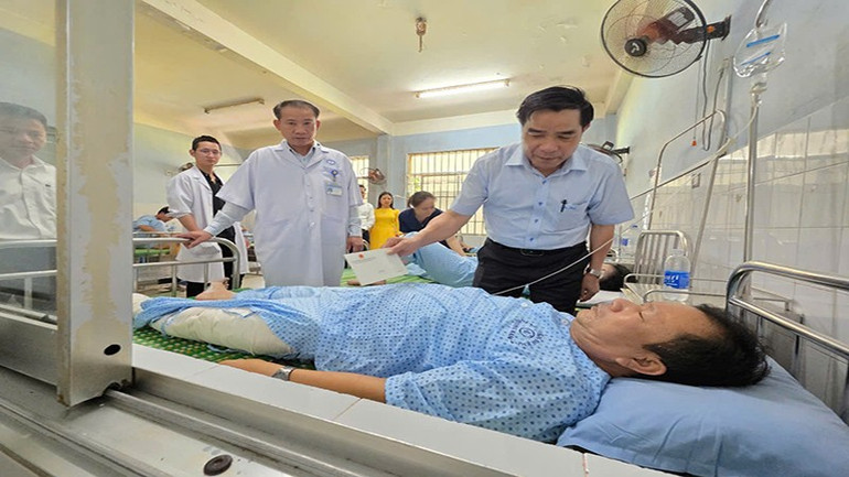 Chủ tịch Ủy ban nhân dân tỉnh Quảng Nam thăm hỏi, động viên các nạn nhân trong vụ tai nạn. 2.jpg