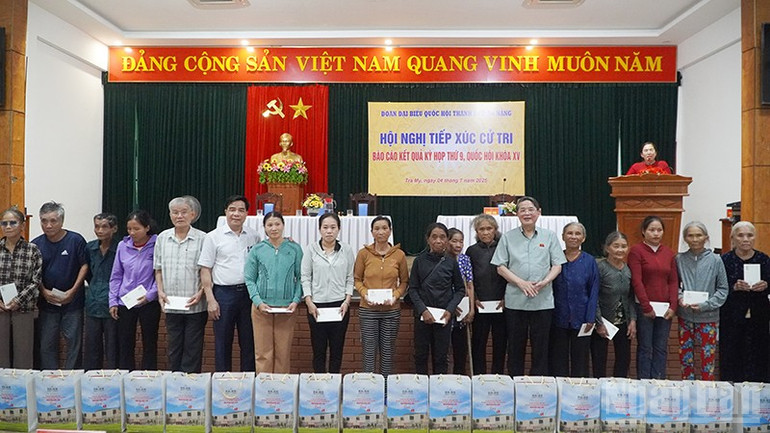Phó Chủ tịch Quốc hội Nguyễn Đức Hải trao quà cho các hộ gia đình chính sách tại xã Trà My. ndo_br_dfdfd.jpg