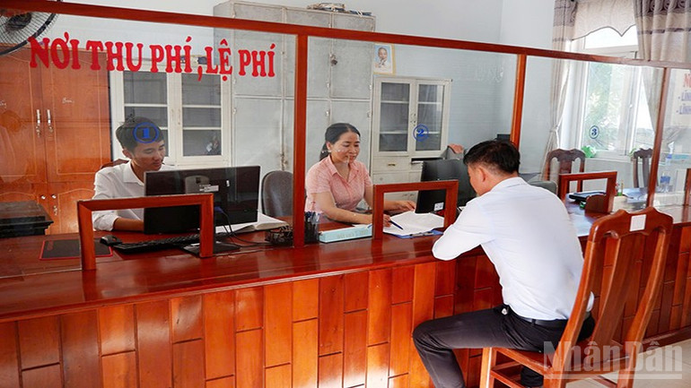 Trung tâm hành chính công xã Tam Hải hoạt động theo nguyên tắc là lấy dân làm trung tâm, phục vụ nhân dân là nhiệm vụ hàng đầu. ndo_br_5.jpg