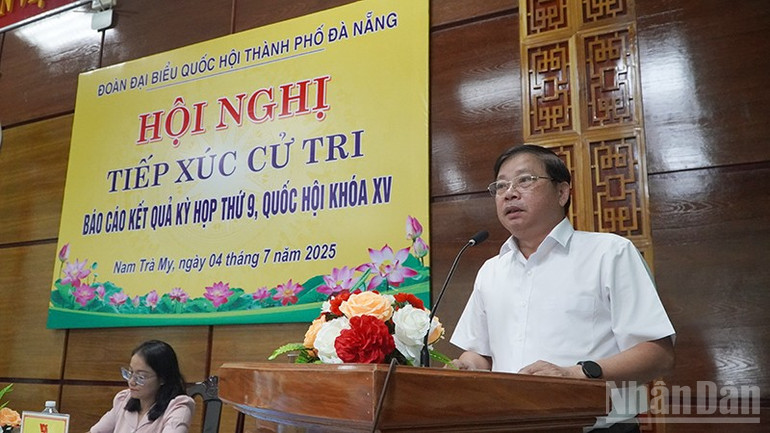 Chủ tịch Ủy ban nhân dân xã Nam Trà My Trần Văn Mẫn phát biểu tại buổi tiếp xúc cử tri. ndo_br_10.jpg