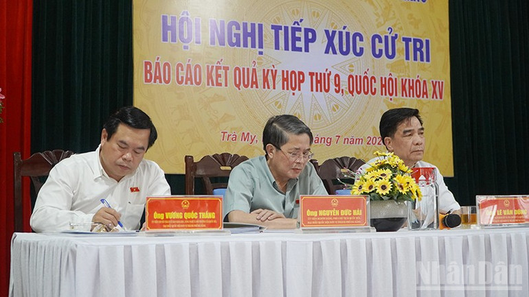 Phó Chủ tịch Quốc hội Nguyễn Đức Hải cùng các đại biểu Quốc hội thành phố Đà Nẵng dự Hội nghị tiếp xúc cử tri tại xã Trà My. ndo_br_5-570.jpg
