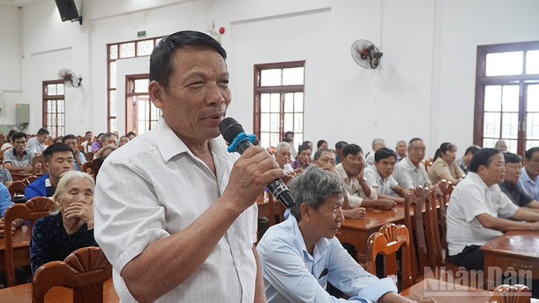 Cử tri Phan Văn Rô, xã Trà My phát biểu tại buổi tiếp xúc cử tri. ndo_br_8-3984.jpg
