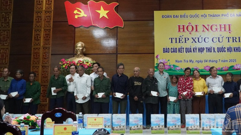 Phó Chủ tịch Quốc Hội Nguyễn Đức Hải cùng Đoàn đại biểu Quốc hội thành phố Đà Nẵng trao quà cho các hộ gia đình chính sách. ndo_br_dsc00157.jpg