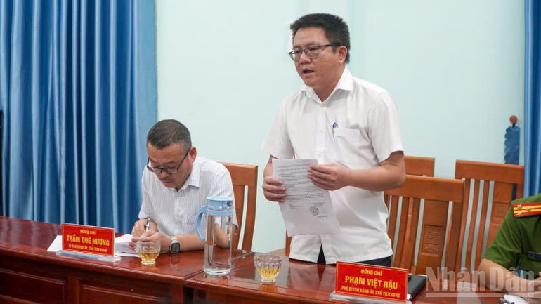 Chủ tịch Ủy ban nhân dân xã Sơn Cẩm Hà, thành phố Đà Nẵng Phạm Việt Hậu phát biểu tại buổi làm việc. ndo_br_z7163727134289-0a994b548ed271196d9a4e96935e51b2.jpg