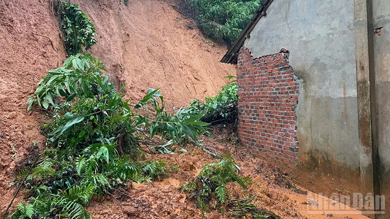 Sạt lở uy hiếp nhà dân ở xã Sơn Cẩm Hà. ndo_br_sa.jpg