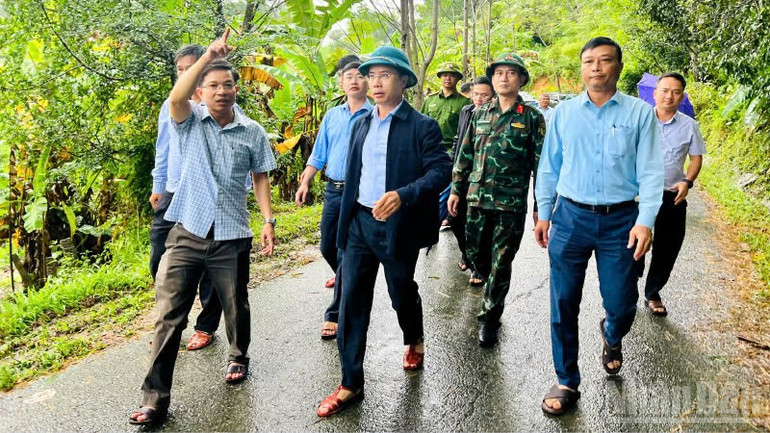 Đoàn công tác của thành phố Đà Nẵng do Chủ tịch Ủy ban nhân dân thành phố Phạm Đức Ấn làm trưởng đoàn đã đi kiểm tra thực tế sạt lở tại xã Việt An. ndo_br_z7163737018977-4a0dbcc10f27fda581c126c9a47969ee.jpg