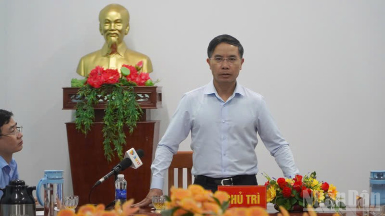 Chủ tịch Ủy ban nhân dân thành phố Đà Nẵng Phạm Đức Ấn phát biểu tại buổi làm việc với xã Sơn Cẩm Hà. ndo_br_z7163727237147-b5c12bbe5d4da85965f2d5f16f1f5ab0.jpg