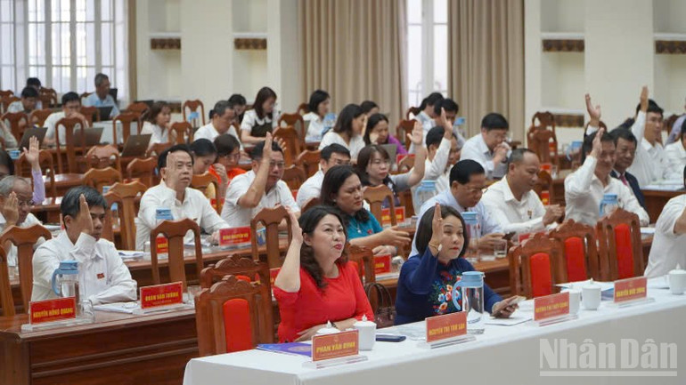 Các đại biểu Hội đồng nhân dân tỉnh Quảng Nam biểu quyết thống nhất thông qua 15 nghị quyết phát triển kinh tế-xã hội, bảo đảm quốc phòng-an ninh. ndo_br_z6737575509655-3f1a28e55f0b58890644590ff17f939f.jpg