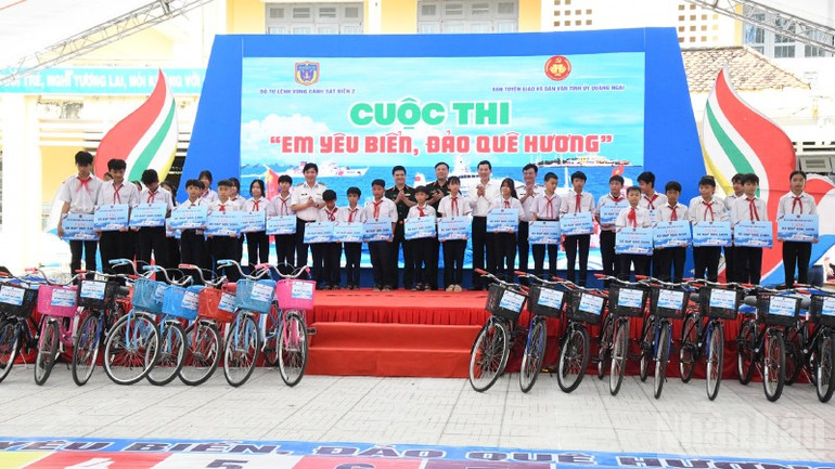 Trao tặng xe đạp cho các em học sinh có hoàn cảnh khó khăn trong cuộc thi “Em yêu biển, đảo quê hương”. ndo_br_a6.jpg
