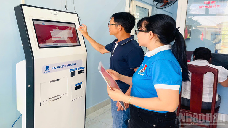 Đoàn thanh niên xã Duy Xuyên hỗ trợ người dân làm thủ tục hành chính tại Trung tâm phục vụ hành chính công xã. ndo_br_7.jpg