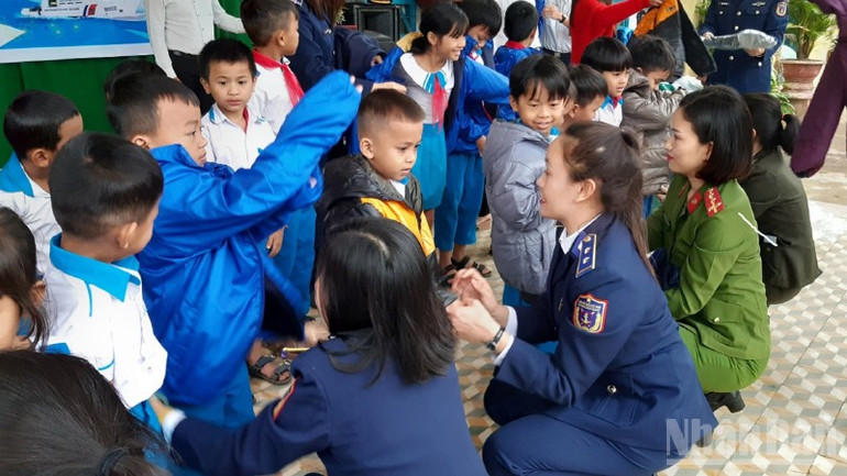 Hội phụ nữ Phòng Tham mưu, Bộ Tư lệnh Vùng Cảnh sát biển 2 phối hợp thực hiện chương trình “Đông ấm, xuân yêu thương”. ndo_br_a5.jpg