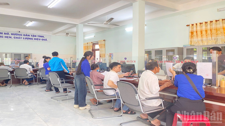 Đoàn viên thanh niên phường Hương Trà có mặt tại Trung tâm phục vụ hành chính công phường từ sáng sớm để hướng dẫn người dân thực hiện các thủ tục hành chính. ndo_br_12.jpg