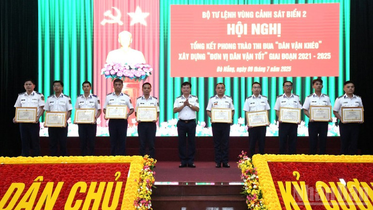 Lãnh đạo Bộ Tư lệnh Vùng Cảnh sát biển 2 khen thưởng các tập thể, cá nhân có nhiều thành tích trong thực hiện phong trào thi đua “Dân vận khéo”, xây dựng “ Đơn vị dân vận tốt”. ndo_br_a2.jpg
