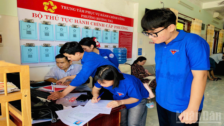 Tuổi trẻ Hương Trà hỗ trợ người dân làm thủ tục hành chính tại Trung tâm phục vụ hành chính công phường Hương Trà với tinh thần xung kích, tình nguyện và trách nhiệm. ndo_br_1.jpg