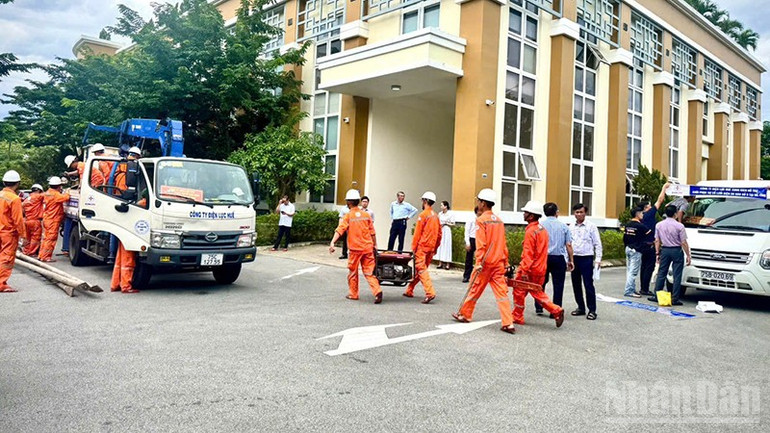 EVNCPC đã thành lập Đội xung kích từ 5 Công ty Điện lực trực thuộc với hơn 200 công nhân, kỹ sư. ndo_br_2-3516.jpg