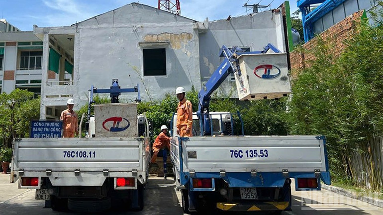 Công nhân Công ty Điện lực Quảng Ngãi xuất quân hỗ trợ khắc phục sự cố lưới điện do bão số 5. ndo_br_4.jpg
