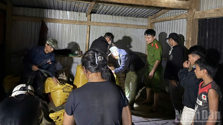 Tổ chức di dời người dân, tài sản, vật dụng sinh hoạt đến nơi an toàn theo phương án. ndo_br_2.jpg