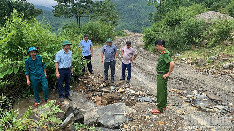 Chính quyền xã Trà Đốc kiểm tra tuyến đường ĐH 8 vào xã Trà Bui (cũ), trong đó có 7.000 dân đang sinh sống. ndo_br_7.jpg