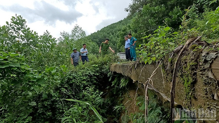 Chính quyền xã Trà Đốc kiểm tra các điểm có nguy cơ sạt lở cao trên địa bàn. (Ảnh: ANH QUÂN) ndo_br_1.jpg