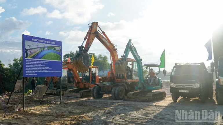 Các phương tiện, máy móc cơ giới tham gia nghi thức khởi công. ndo_br_z7119544691987-f3f29cdc8f80dfc98962ab6a6fc919d2.jpg