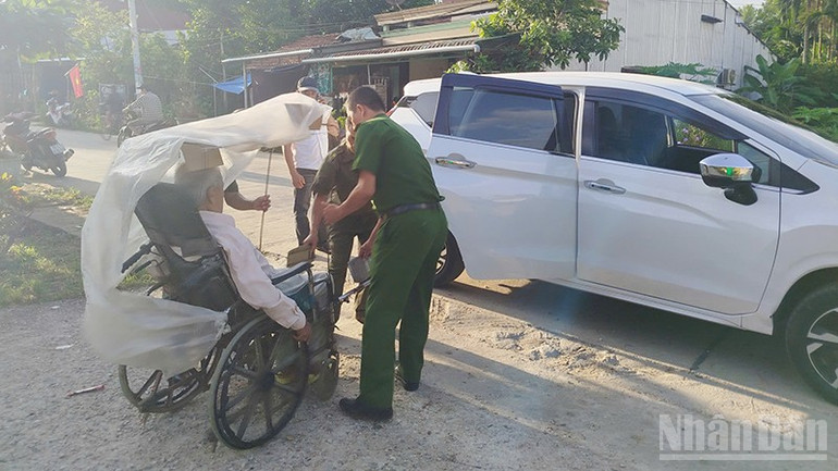 Cán bộ, chiến sĩ Công an xã Phú Ninh luôn sẵn sàng hỗ trợ và sẻ chia với người dân trong những hoàn cảnh khó khăn. ndo_br_2.jpg