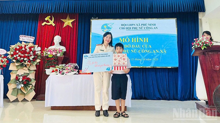 Công an xã Phú Ninh nhận đỡ đầu, chăm sóc và hỗ trợ học sinh có hoàn cảnh khó khăn. ndo_br_5.jpg
