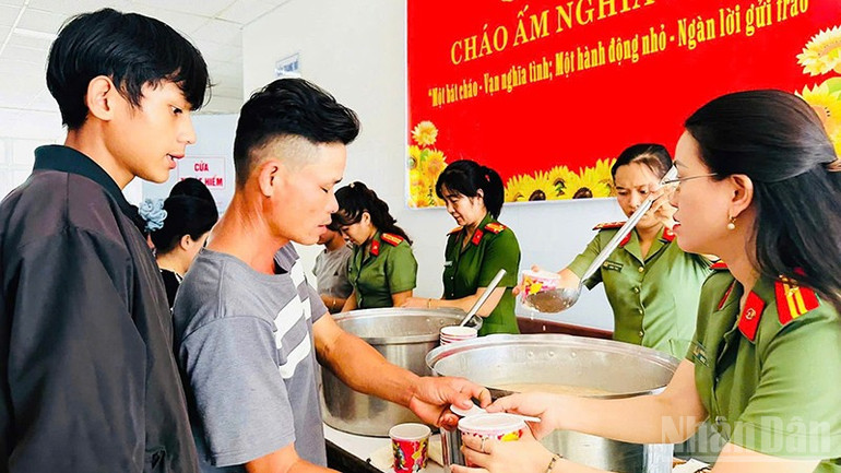 Chương trình "Cháo ấm nghĩa tình", do Hội Phụ nữ và Đoàn Thanh niên Công an xã Phú Ninh phát động. ndo_br_4.jpg
