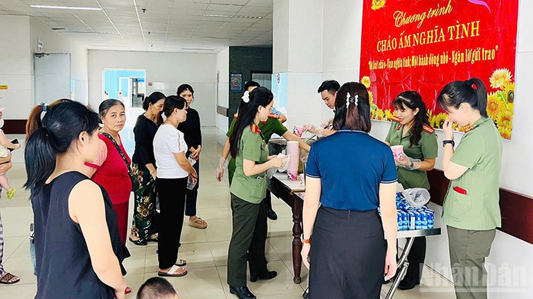 Chương trình "Cháo ấm nghĩa tình", do Hội Phụ nữ và Đoàn Thanh niên Công an xã Phú Ninh phát động được tổ chức mỗi tháng một lần. ndo_br_3.jpg