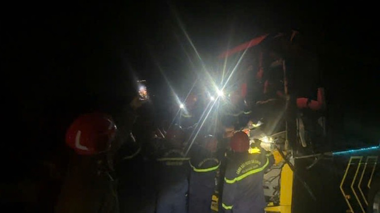 Cảnh sát Phòng cháy, chữa cháy và Cứu nạn, cứu hộ Công an thành phố Đà Nẵng cứu nạn người bị thương trong vụ tai nạn. 1.jpg