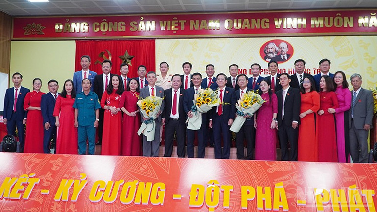 Ban Chấp hành Đảng bộ phường Hương Trà ra mắt đại hội. ndo_br_dfksldjslds.jpg
