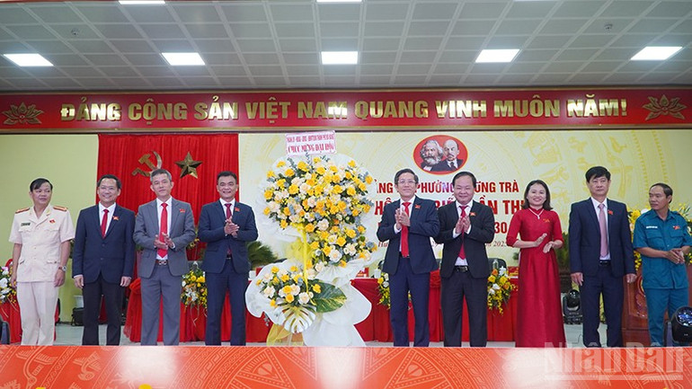 Lãnh đạo thành phố Đà Nẵng tặng hoa chúc mừng đại hội. ndo_br_5.jpg