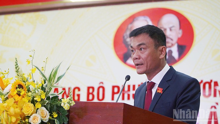Bí thư Đảng ủy phường Hương Trà Phạm Hoàng Đức phát biểu. ndo_br_3.jpg