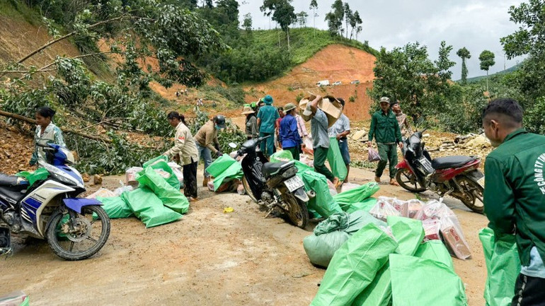 Bốn tổ công tác với gần 100 người gồm các lực lượng như công an, quân sự, dân quân và cán bộ xã, thôn. 5-7189.jpg