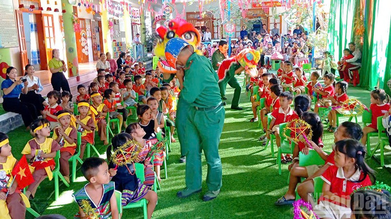 Bộ đội Biên phòng thành phố Đà Nẵng mang Tết Trung thu đến cho trẻ em vùng biên với nhiều hoạt động sôi nổi. ndo_br_2.jpg