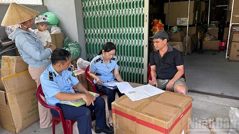 Đội trưởng Quản lý thị trường số 2 ban hành quyết định xử phạt vi phạm hành chính đối với 3 cơ sở kinh doanh nêu trên với tổng số tiền xử phạt vi phạm hành chính là 77 triệu đồng. ndo_br_2-2543.jpg