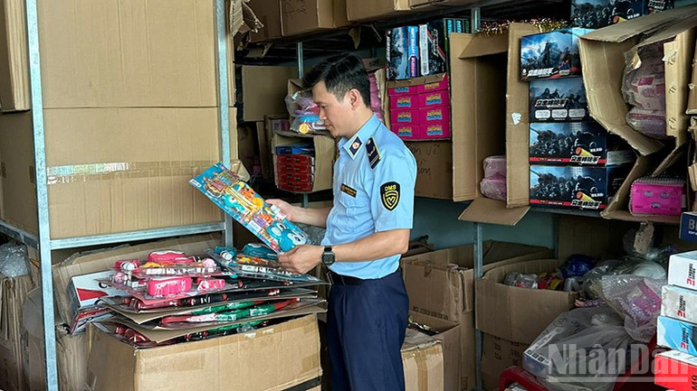 Đội Quản lý thị trường số 2 thuộc Chi cục Quản lý thị trường thành phố Đà Nẵng kiểm tra, xử phạt 3 cơ sở kinh doanh đồ chơi trẻ em các loại không có hóa đơn chứng từ, không gắn dấu hợp quy theo quy định. ndo_br_3-391.jpg