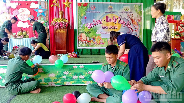Bộ đội biên phòng thành phố Đà Nẵng tổ chức Tết Trung thu cho các em thiếu niên, nhi đồng ở xã Đắc Pring. ndo_br_1.jpg