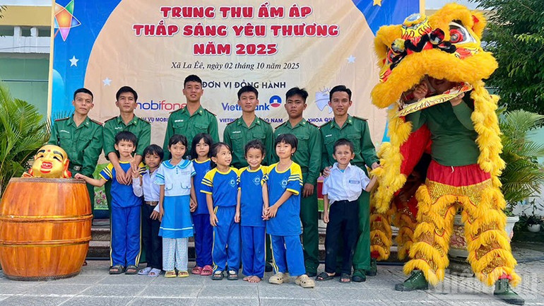 Bộ đội biên phòng thành phố Đà Nẵng tổ chức Tết Trung thu cho các em thiếu niên, nhi đồng ở xã La Êê. ndo_br_4.jpg