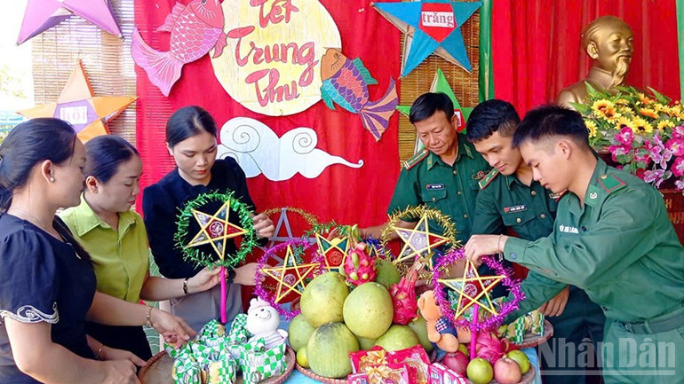 Hơn 2.295 suất quà đã được Bộ đội Biên phòng thành phố Đà Nẵng trao tặng đến trẻ em vùng biên. ndo_br_3.jpg