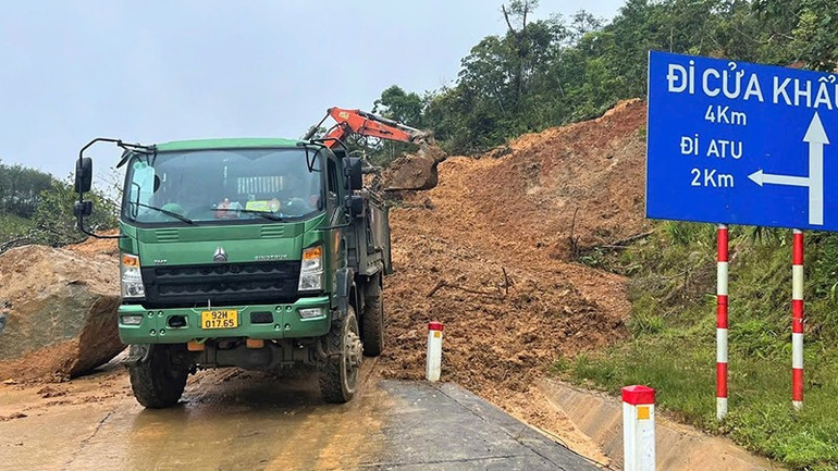 Chính quyền xã Hùng Sơn đã huy động phương tiện, máy móc tham gia khắc phục sự cố để sớm thông tuyến. 4.jpg